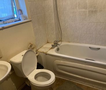 Room in a Shared House, Farrow Place, SE16 - Photo 3