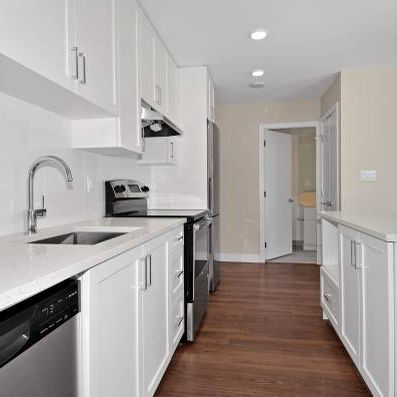 Modern 2 Bedroom 2 Bath in the heart of North Vancouver. Pet friendly. - Photo 1