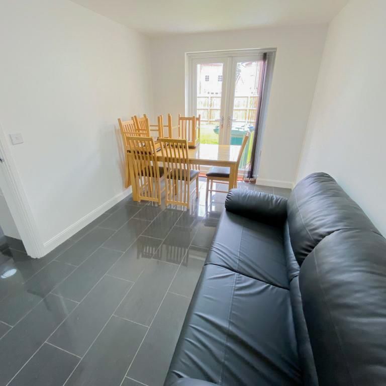 6 bedroom detached house to rent - Photo 1