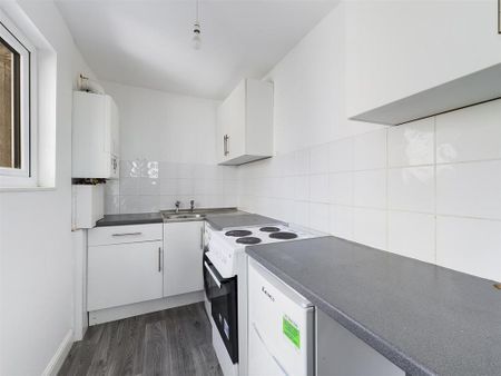 1 bedroom in a house share to rent - Photo 2