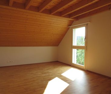 Modern 4.5-Zimmer-Maisonette-Wohnung in idyllischer Lage - Photo 6