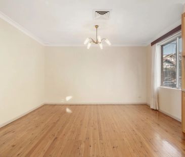 Large 3-Bedroom House with Garage in the Heart of Balmain Village -... - Photo 5
