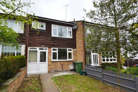 Newly Redecorated 3 Bedroom Terraced House Available in Sought After Location End Oct 25! - Photo 5
