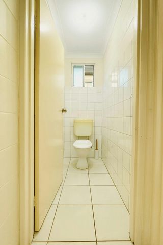 BEAUTIFUL FAMILY HOME WITH POOL - Photo 5