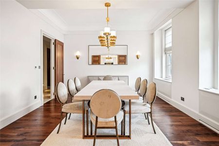 An exceptional, recently refurbished four bedroom apartment in the heart of Mayfair. - Photo 3