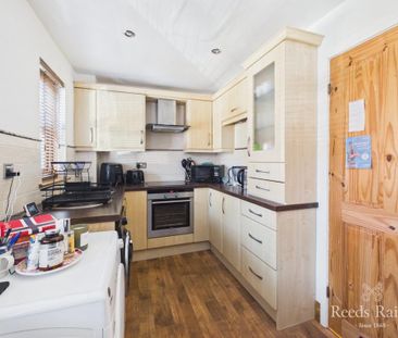 2 bedroom semi-detached house to rent - Photo 4