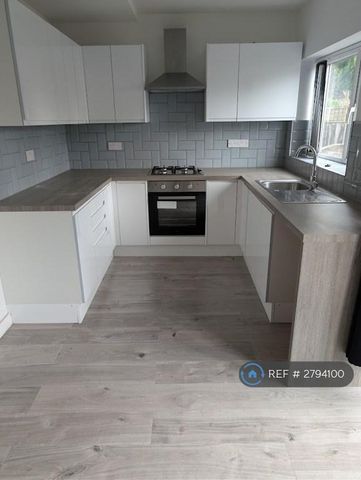 3 bedroom semi-detached house to rent - Photo 3