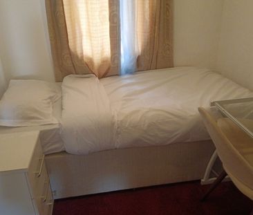 Room in a Shared House, Viola St, M11 - Photo 5