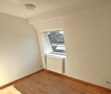 Volledig gerenoveerde woning met 2 slaapkamers en koer. - Photo 2