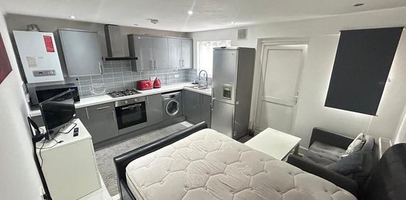 Studio to rent - Photo 2