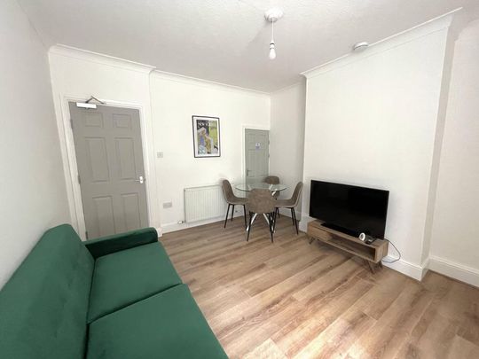 5 bedroom terraced house to rent - Photo 1