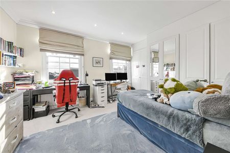 Rarely available ,charming and well presented 4 bedroom period house on this most sought after road. - Photo 5