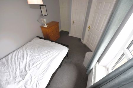 2 bedroom Flat in Flat 8, Leeds - Photo 3