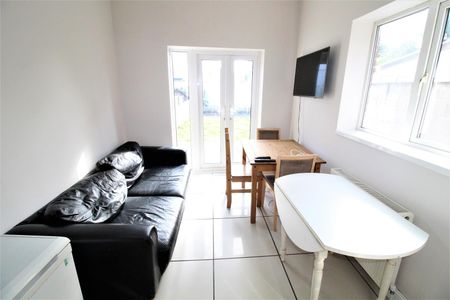 House - Terraced For Rent Fawcett Road, Southsea - Photo 4