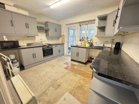 2 bedroom semi-detached bungalow to rent - Photo 4