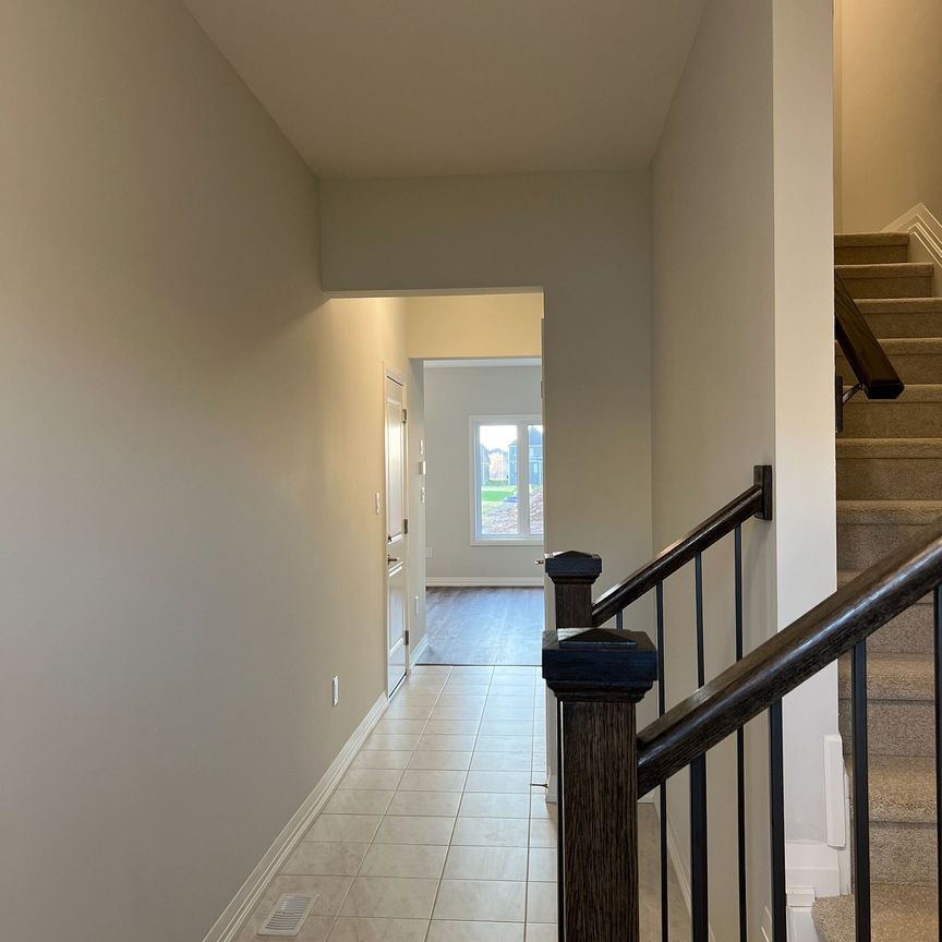 Townhouse For Lease | X8105410 - Photo 1