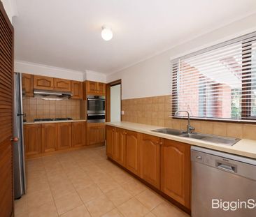 3 bed Plus Study Spacious Family Home in Prime Location - Photo 3