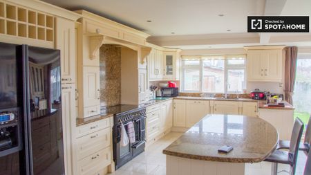 Spacious room in 5-bedroom apartment in Donabate, Dublin - Photo 4