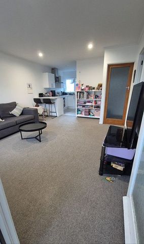 Sunny, homely unit in quiet neighbourhood - Photo 5