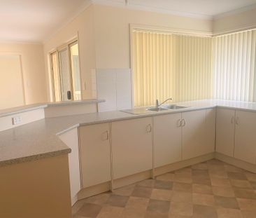 Stunning Large 4 Bedroom Family Home - Photo 6