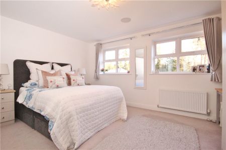 Queenswood Crescent, Englefield Green, Egham, Surrey, TW20 0AR - Photo 4