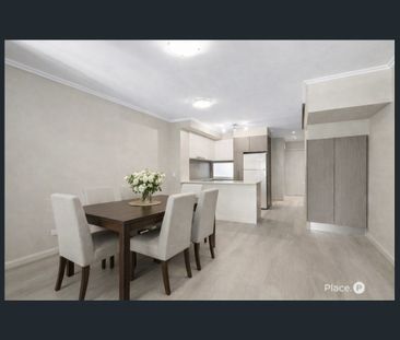 Stylish Townhome in Resort-Style Complex – Short-Term Lease to 10 D... - Photo 2