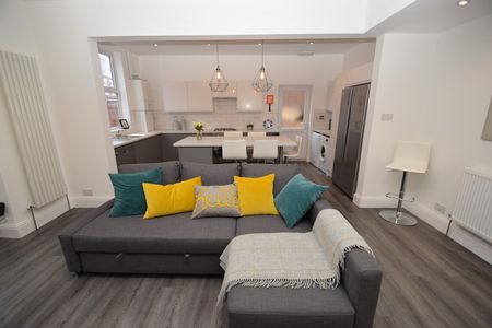 6 Bed End Terrace, Great Western Street, M14 - Photo 2