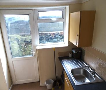 3 bedroom end of terrace house to rent - Photo 5