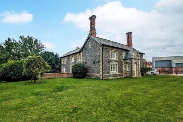 4 bedroom detached house to rent - Photo 1