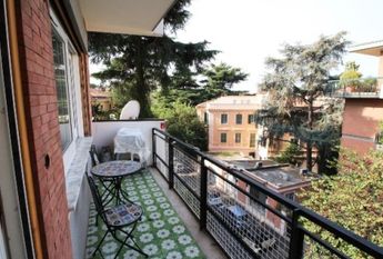 Aventino-S.Saba: Brand new 3 Bedroom, 3 bath, spacious triple living-dining room, modern kitchen, large balconies. Air conditioning, alarm, lots of natural light, located on quiet tree lined street walking distance to all services, metro, FAO. Ref 2057