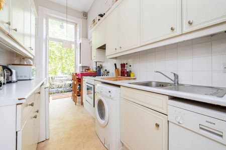 3 bedroom flat to rent - Photo 5