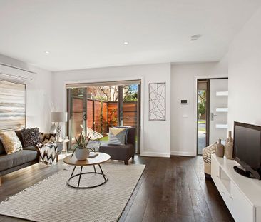 Private Entry with Courtyard – Perfect for Comfortable Living - Photo 4