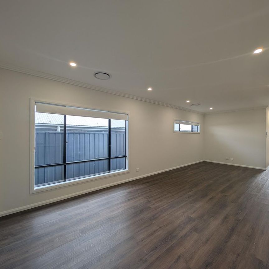 Modern Duplex for Rent - Spacious & Low Maintenance - Photo 1