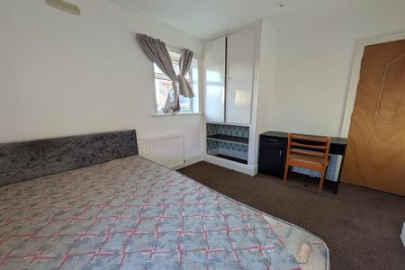 1 bedroom in a house share to rent - Photo 4