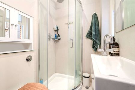 *3D Virtual Tour Available* A lovely two bedroom apartment situated on the second floor of this attractive Edwardian mansion block. - Photo 3