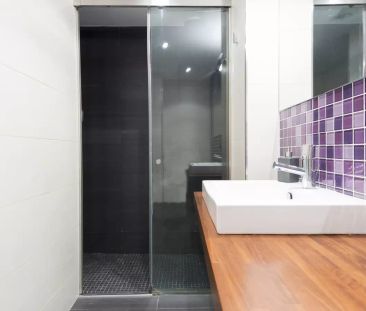 Room in a shared 4-bedroom flat for rent in El Raval, Barcelona. - Photo 5