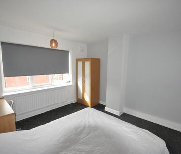 2 Bed Terraced House, Manor Avenue, LS6 - Photo 2