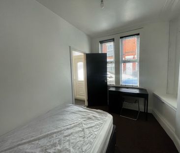 Experience the charm of this well-maintained, furnished mid-terrace... - Photo 5