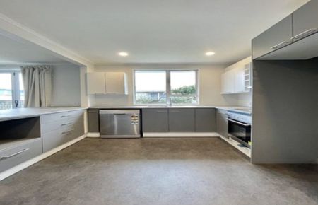 5-Bedroom Home - Photo 5