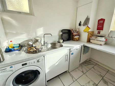3 bedroom flat to rent - Photo 4