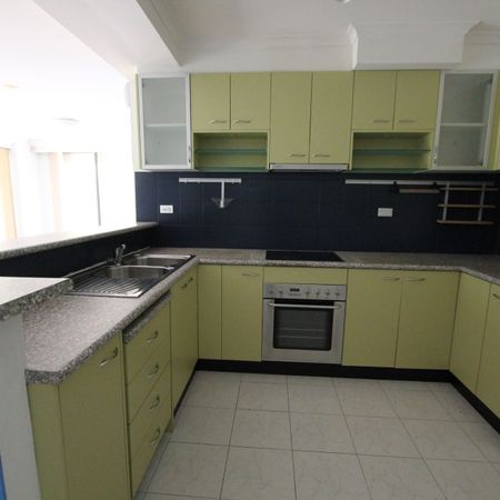 Oversized 2-Bedroom Apartment with Large Entertaining Courtyard - Photo 4