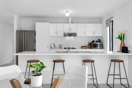 Delightful 4 Bedroom Home - Photo 2