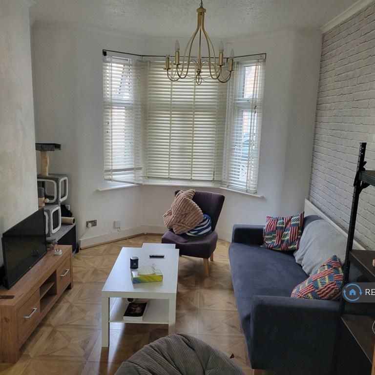 1 bedroom in a house share to rent - Photo 1