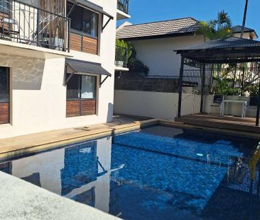 GROUND FLOOR FULLY FURNISHED MODERN 2 BEDROOM, 1 BATHROOM INNER CIT... - Photo 1