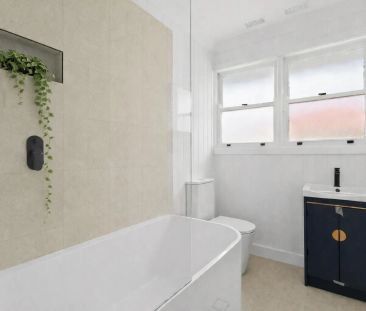 Stylishly renovated coastal retreat - Photo 3