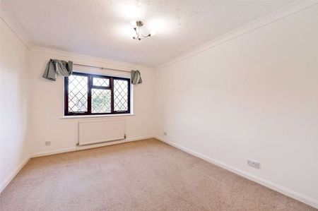 A well presented first floor apartment in a sought after close, within a very short distance of Amersham high street and Metropolitan/Chiltern line station - Photo 5