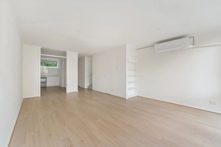 Sun-Filled Modern Townhouse with Stone Kitchen and Private Courtyard in Prime Camberwell Location - Photo 2