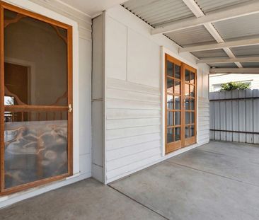 Charming Inner-City Character Home - Photo 5