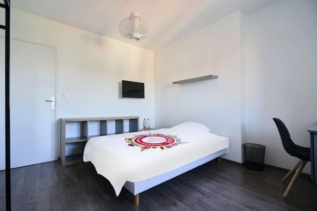 BARBATRE Roommate 5 Bedrooms at Reims - Photo 3