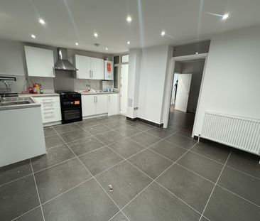 3 Bed Terraced House, Movers Lane, IG11 - Photo 5